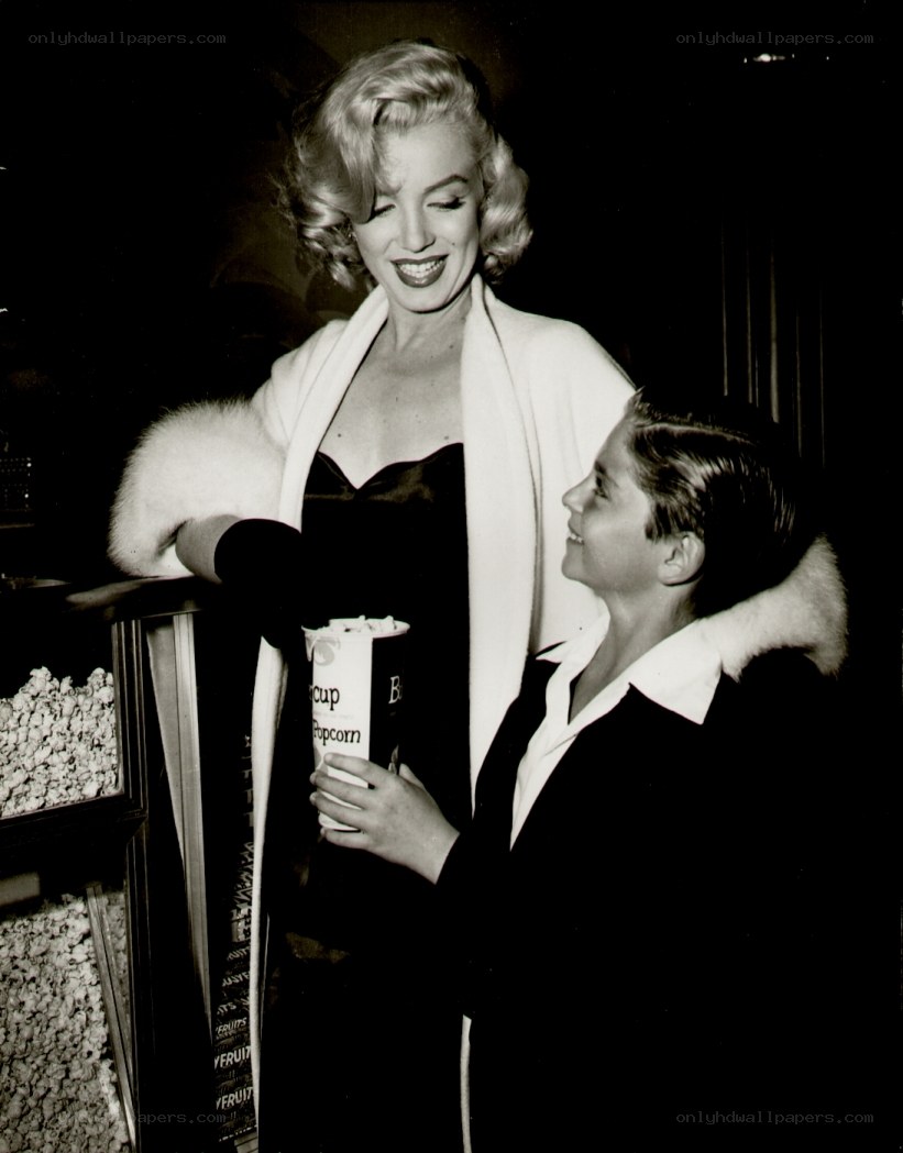 Marilyn Monroe with fan