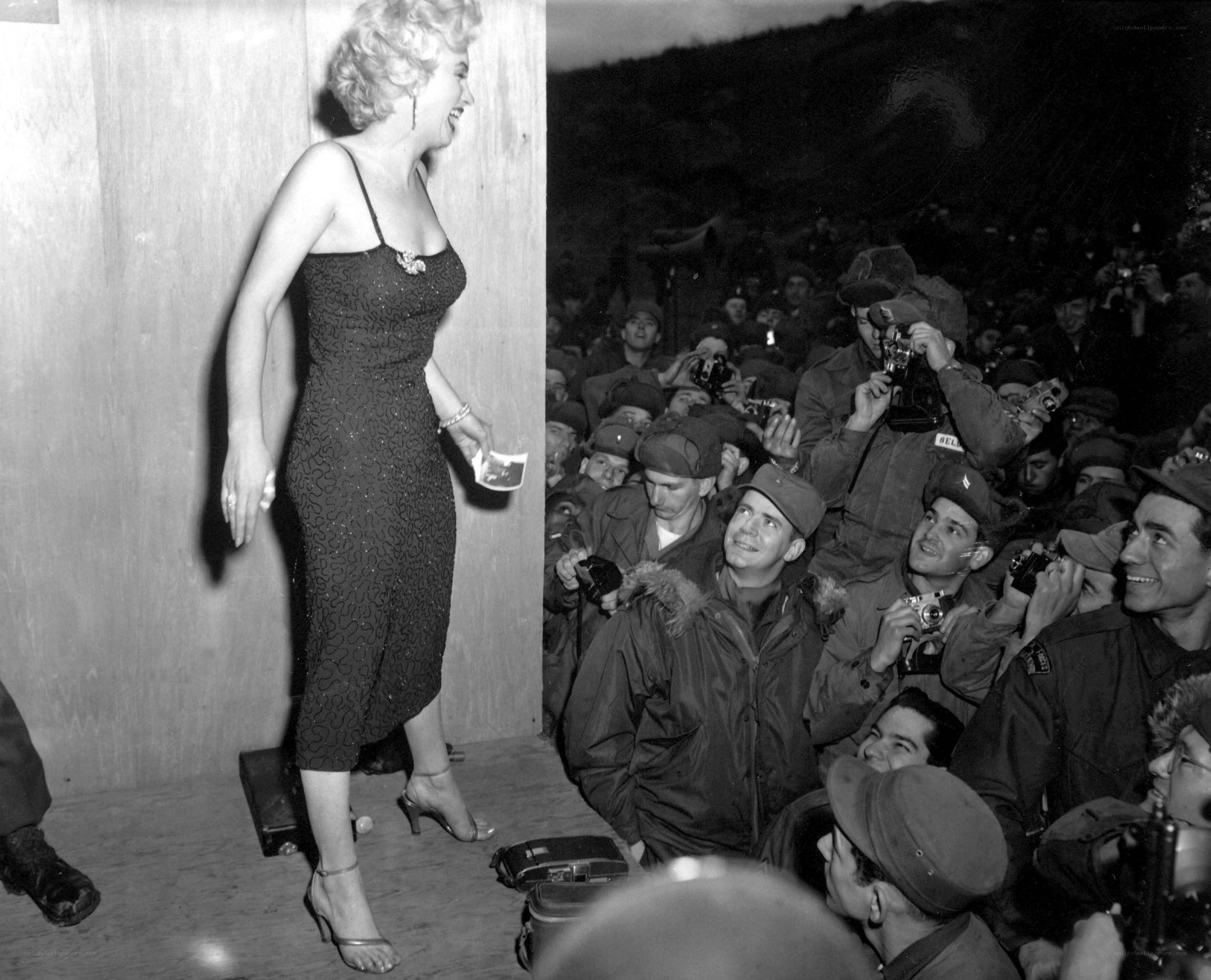 Marilyn Monroe with soldiers