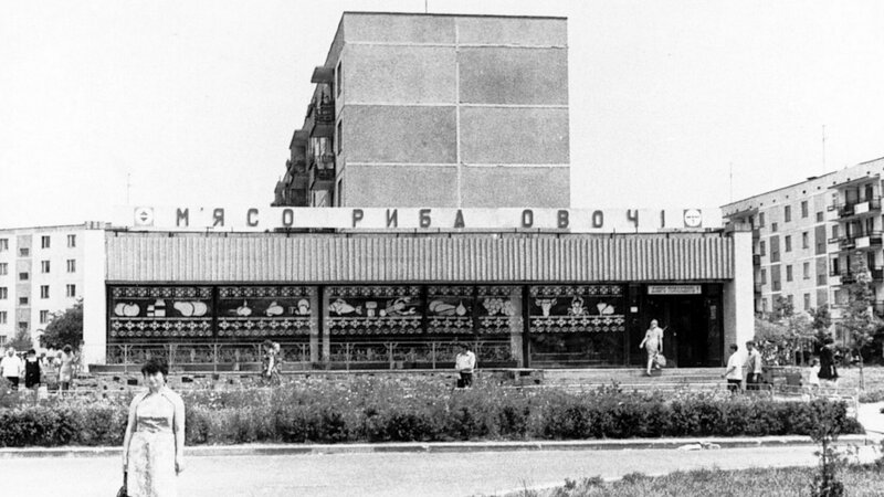 Market Building with People