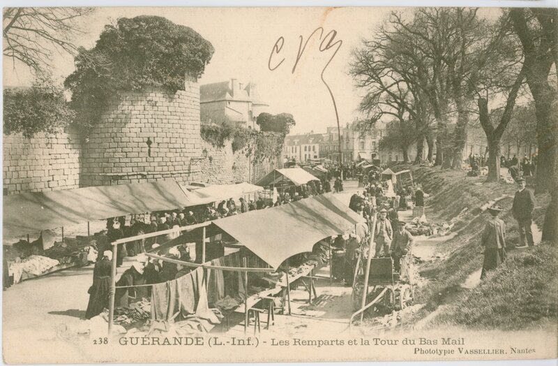 Market near Guérande's Bas Mail Tower