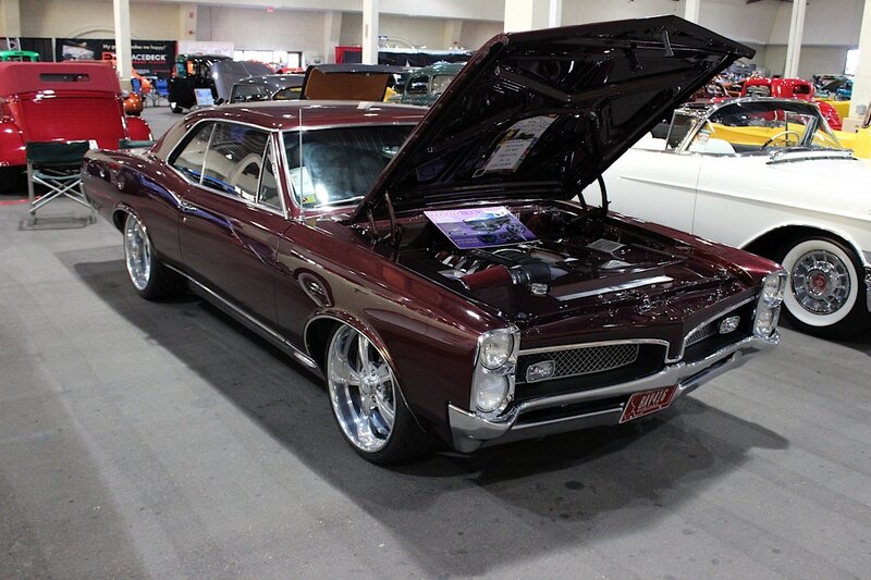 Maroon Classic Car — Showroom, Photograph