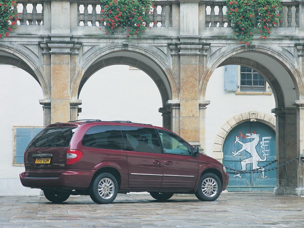 Maroon minivan in courtyard