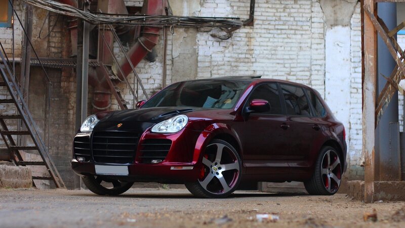 Maroon Porsche Cayenne