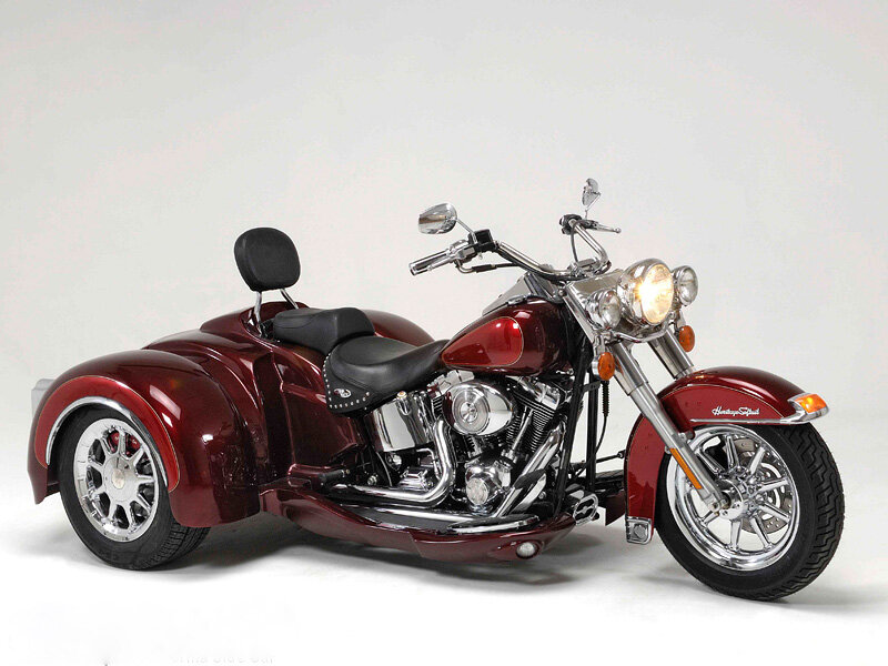 Maroon Trike Motorcycle — Neutral