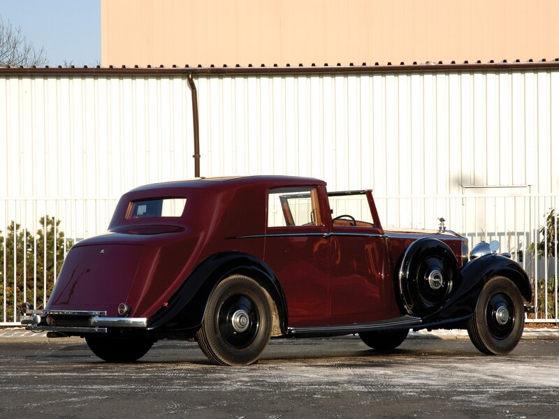 Maroon Vintage Car — Calm, Winter, Photograph, Building