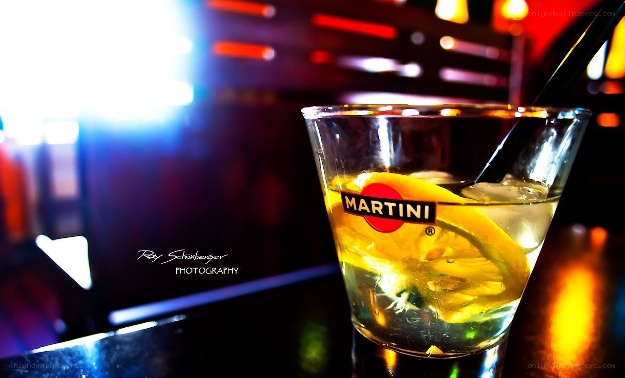 Martini with lemon slice
