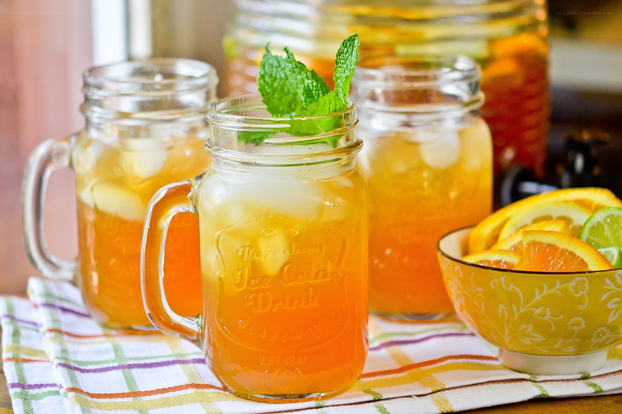 Mason jar iced tea with mint