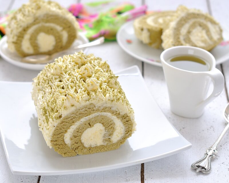 Matcha roll cake with tea