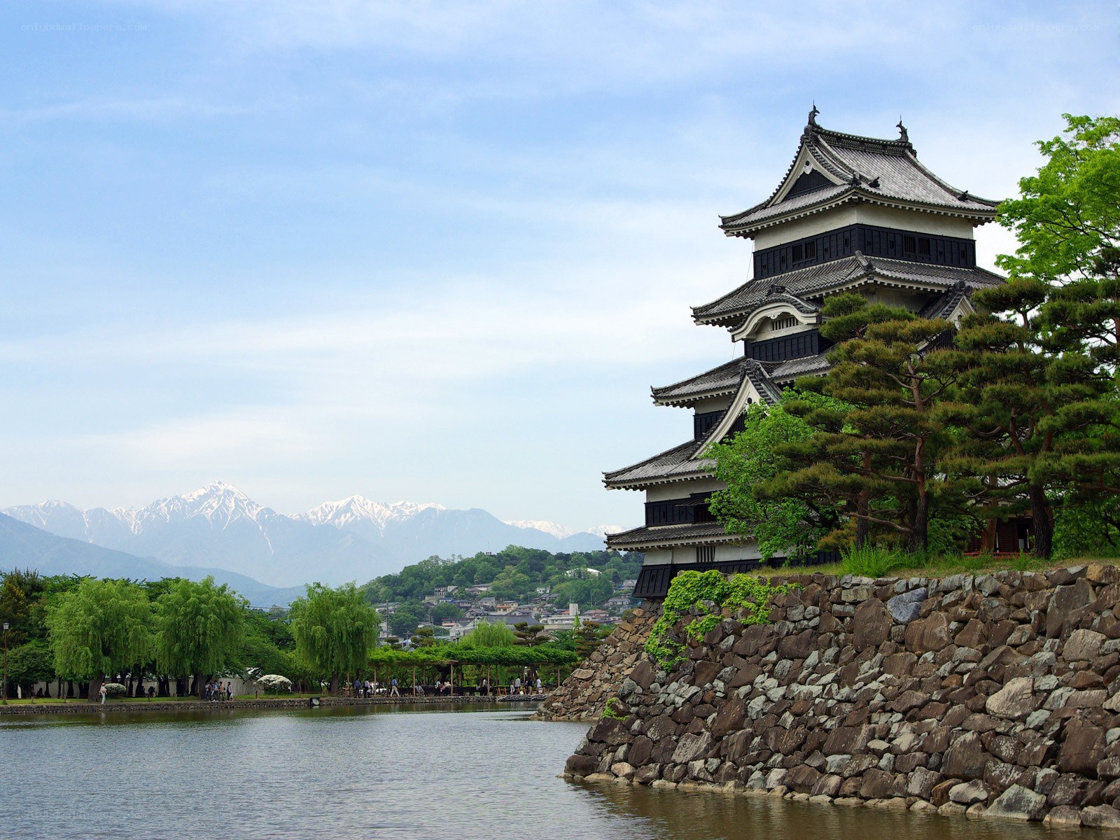 Matsumoto Castle with mountains