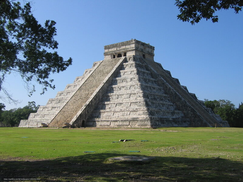 Mayan Pyramid at Chichen Itza — Green, Serene, Afternoon
