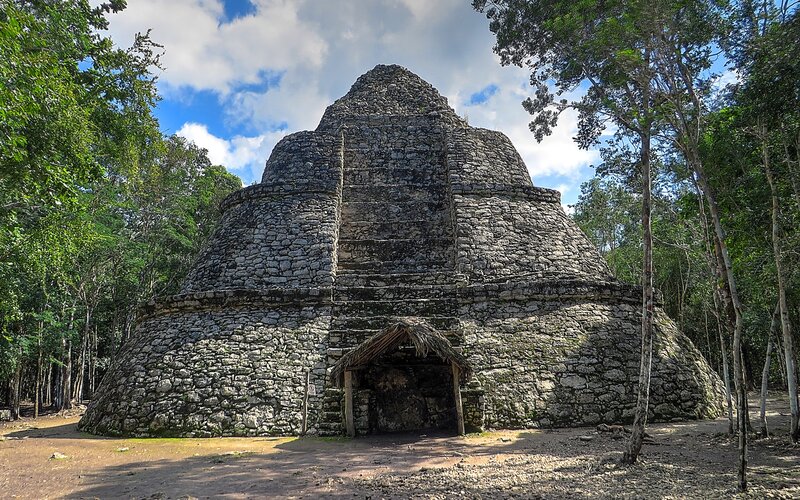 Mayan Pyramid in Jungle — Gray