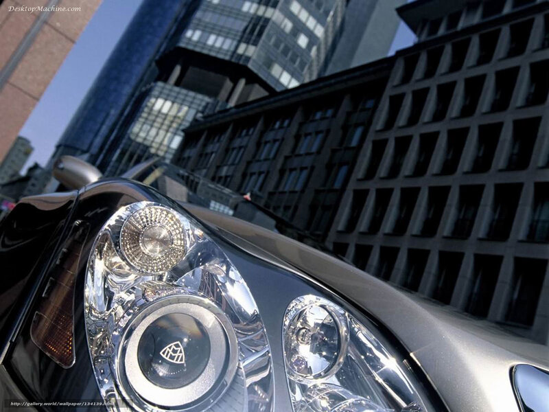 Maybach headlight in city