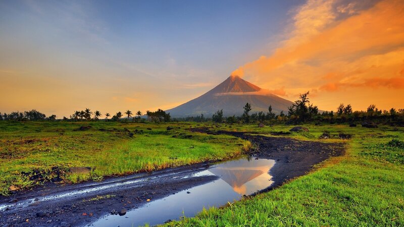 Mayon Volcano at Sunset — Green