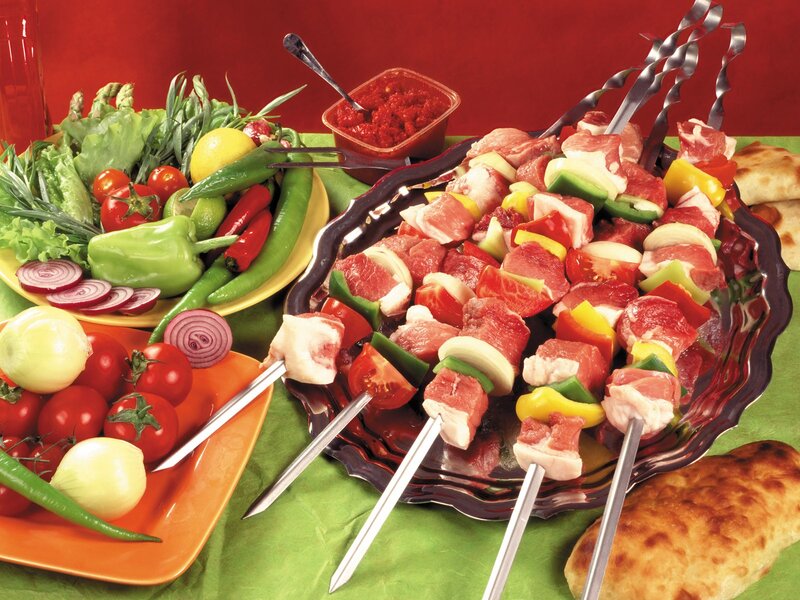 Meat skewers with fresh vegetables