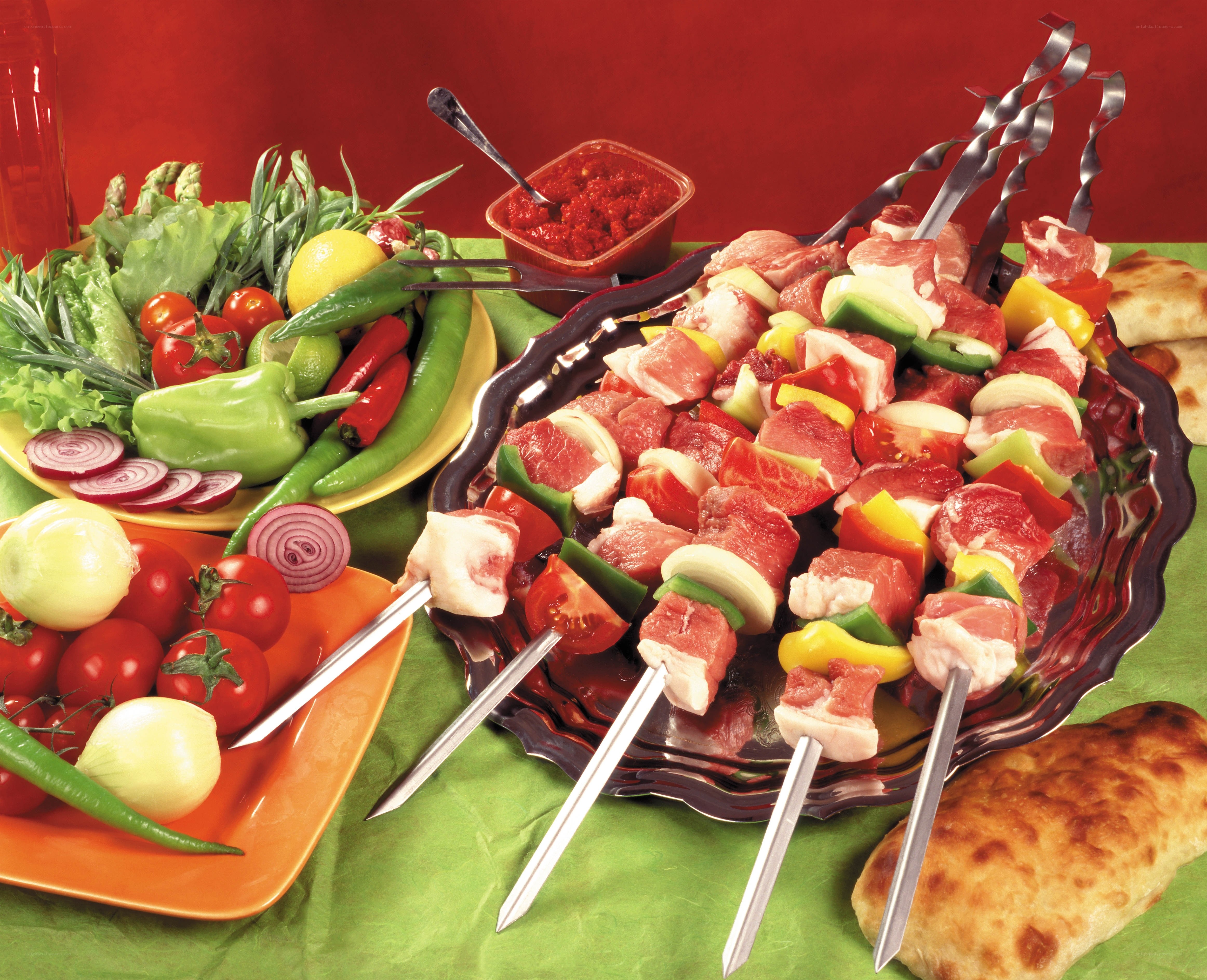 Meat skewers with fresh vegetables