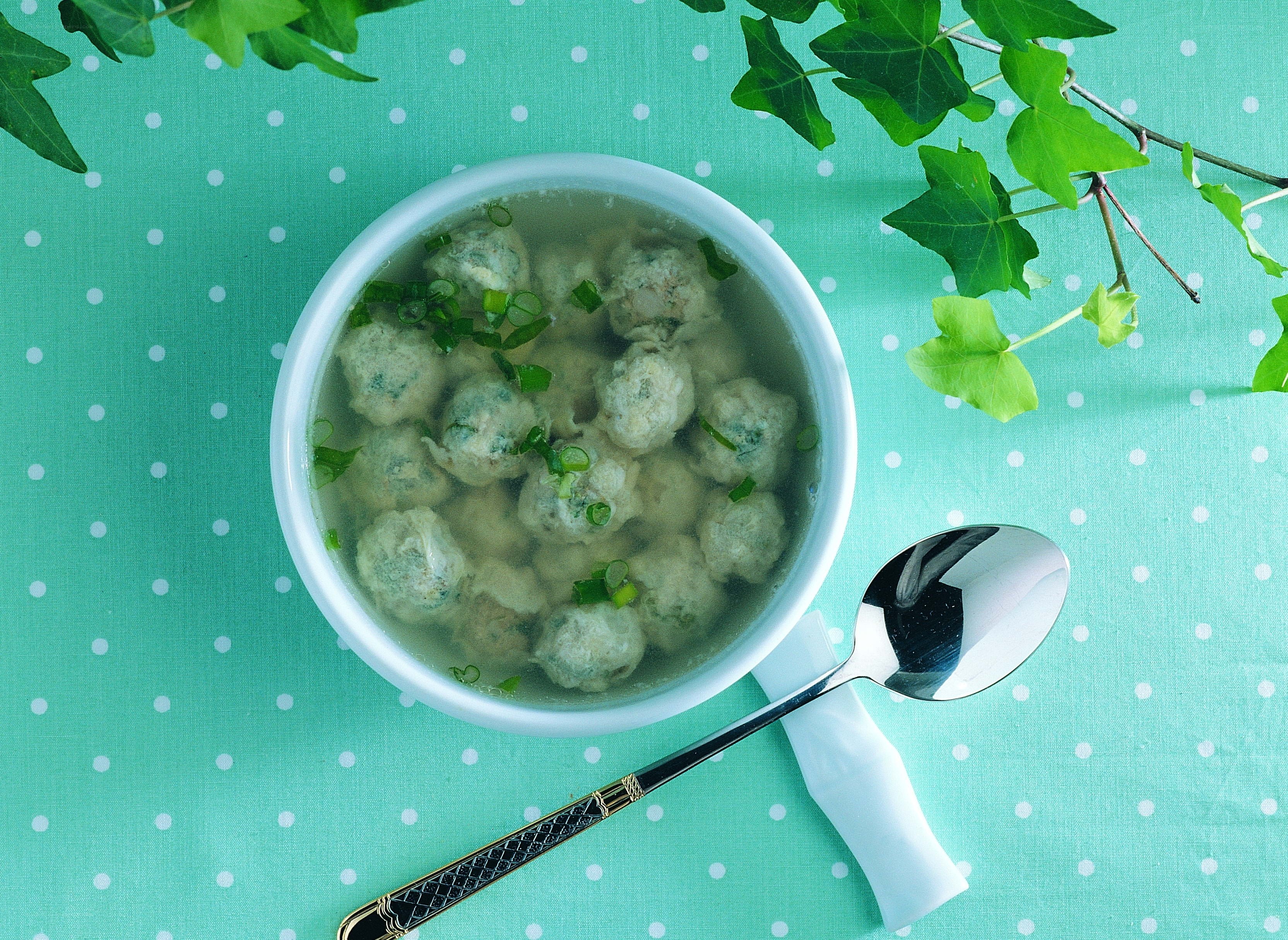 Meatball soup with green onions