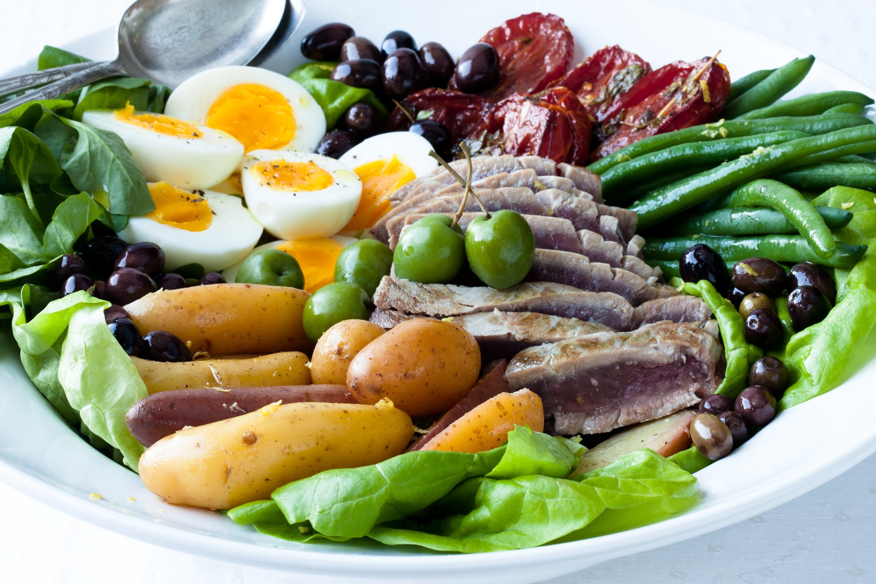 Mediterranean salad with tuna