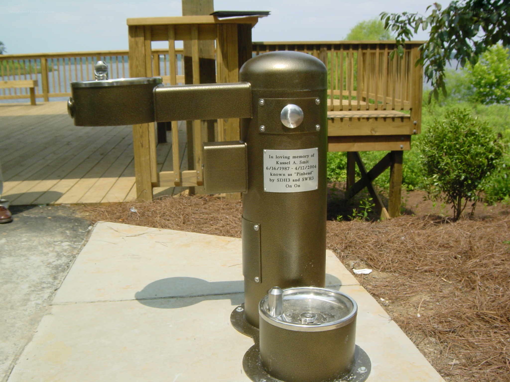 Memorial drinking fountain