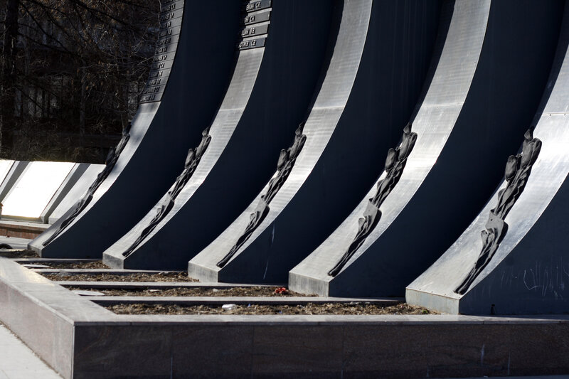 Memorial with curved panels