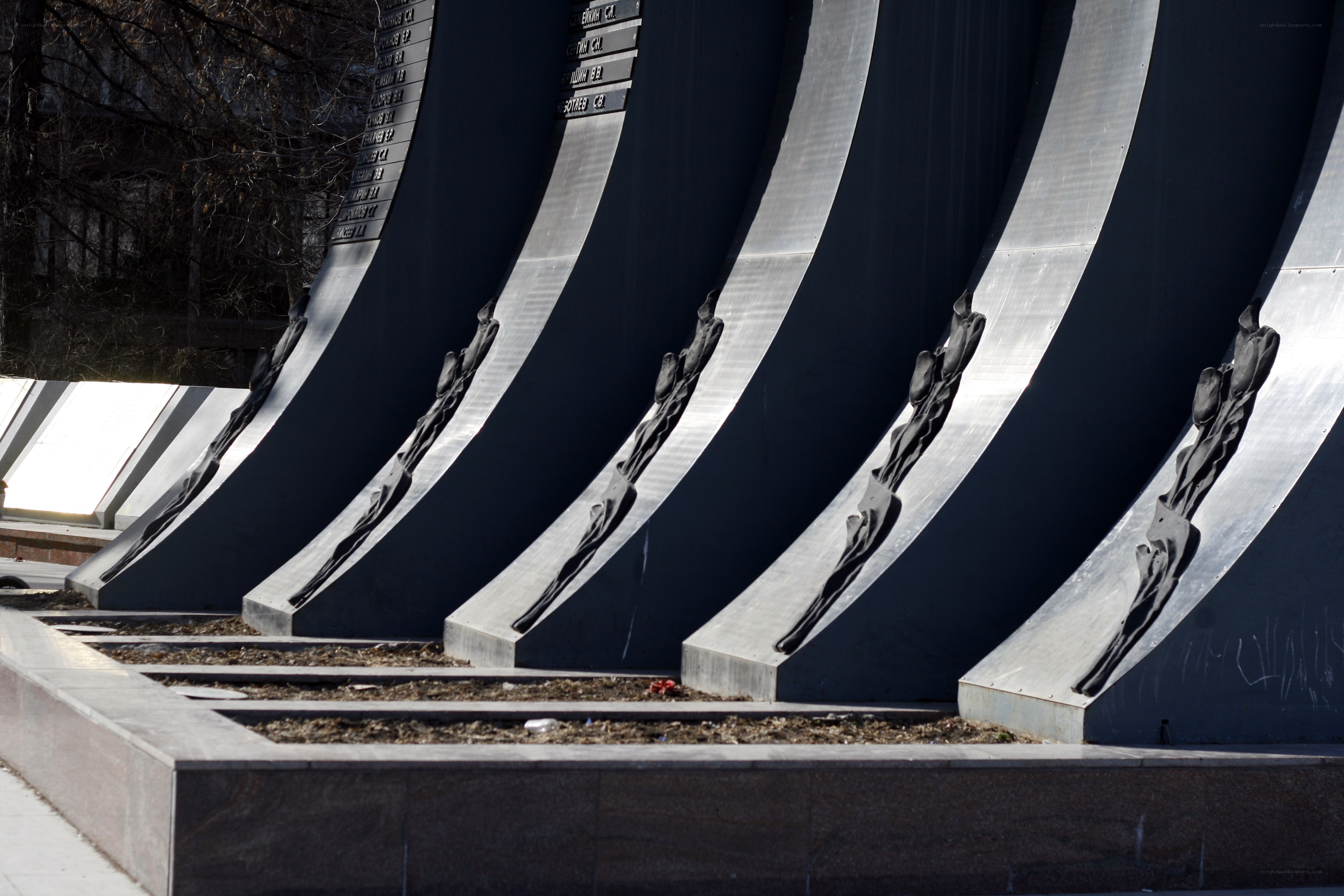 Memorial with curved panels