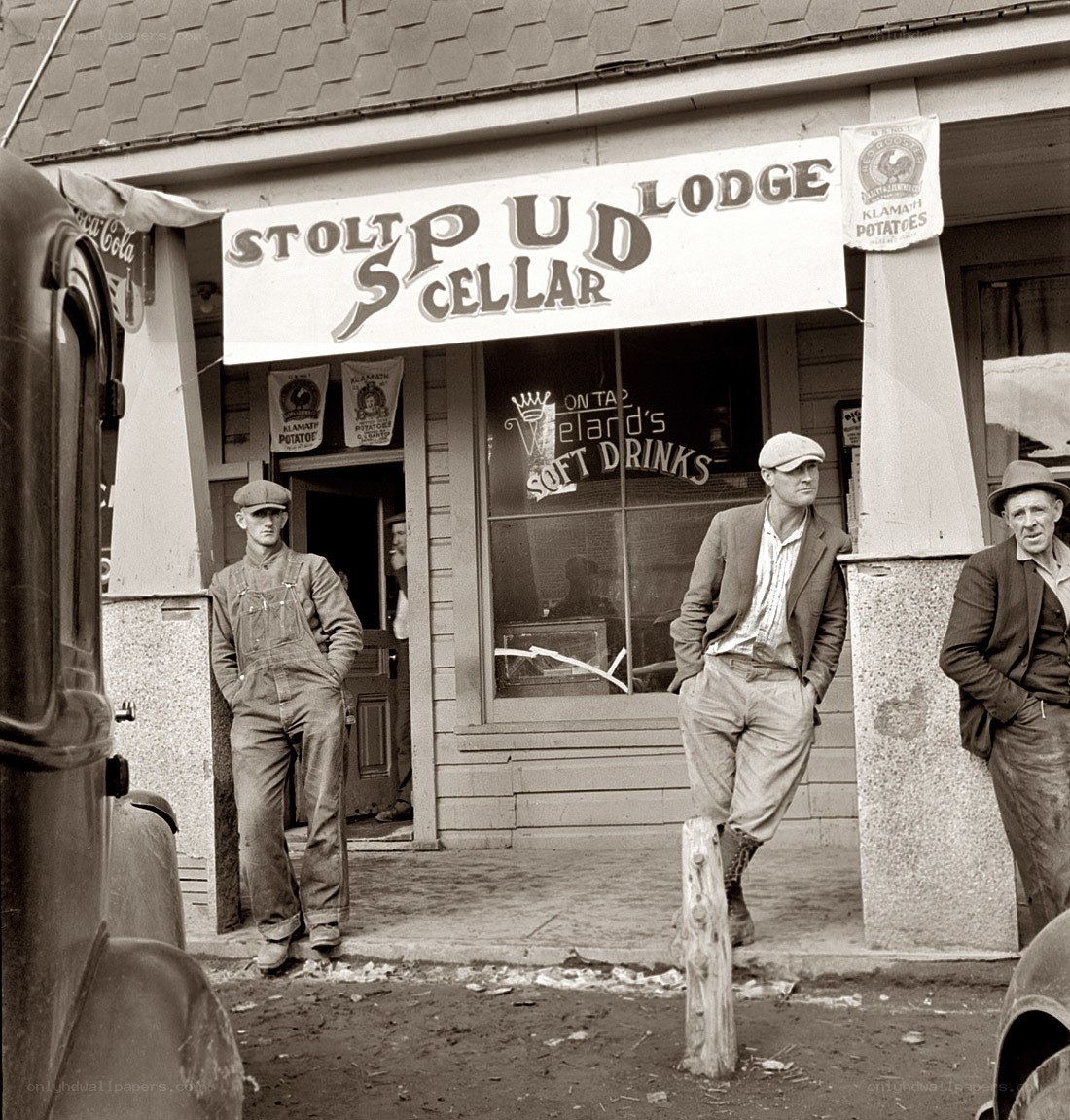 Men outside Stolt Spud Lodge