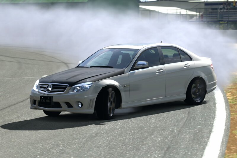 Mercedes-Benz C63 AMG drifting