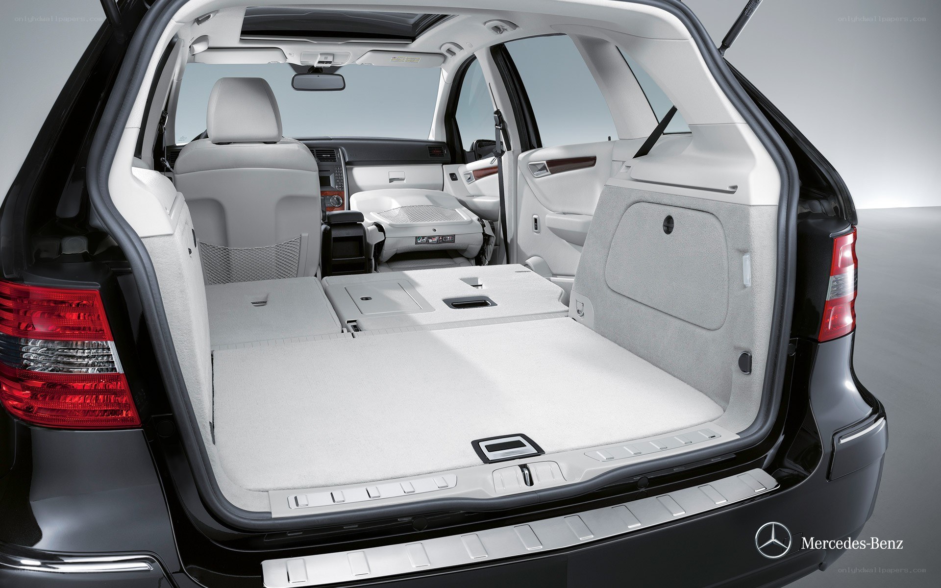 Mercedes-Benz cargo space