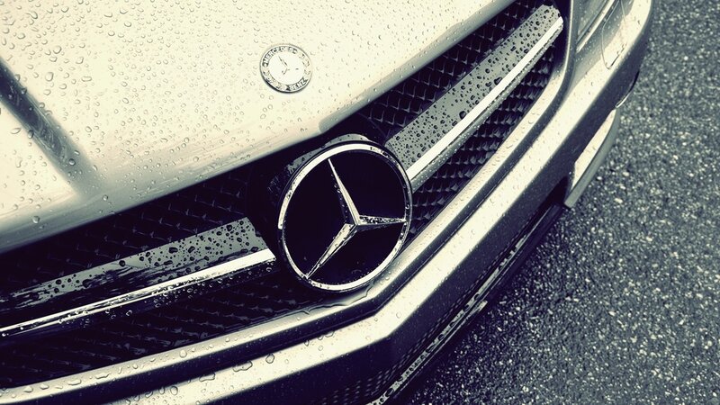 Mercedes-Benz front grille in rain