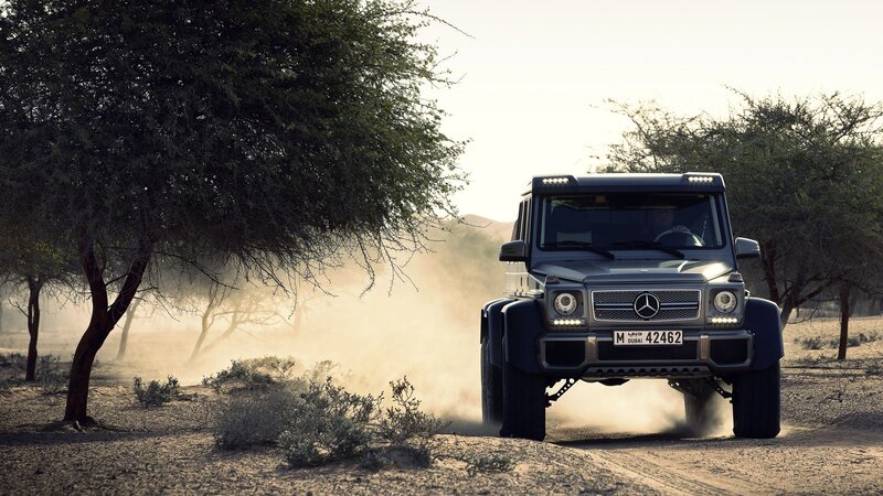 Mercedes-Benz G-Wagen in desert