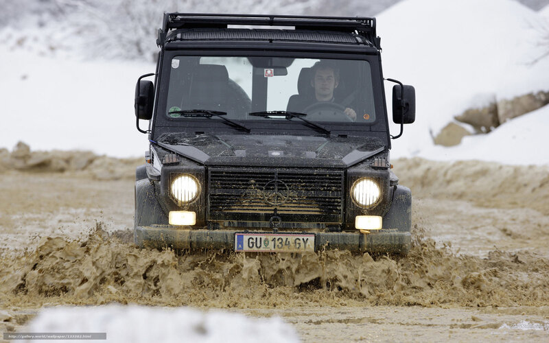 Mercedes-Benz G-Wagen in mud