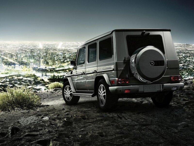 Mercedes-Benz G550 at night