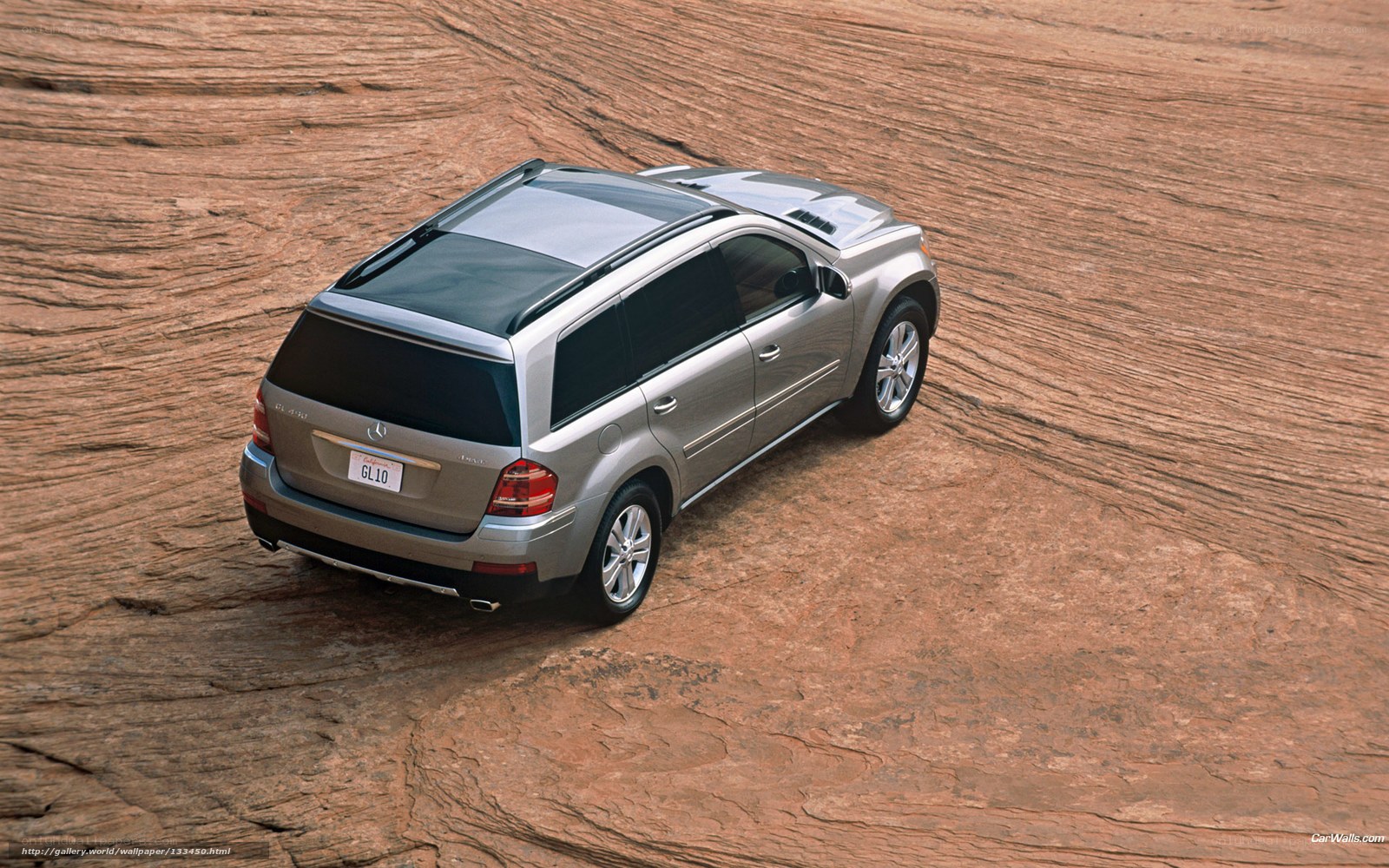 Mercedes-Benz GL-Class in desert