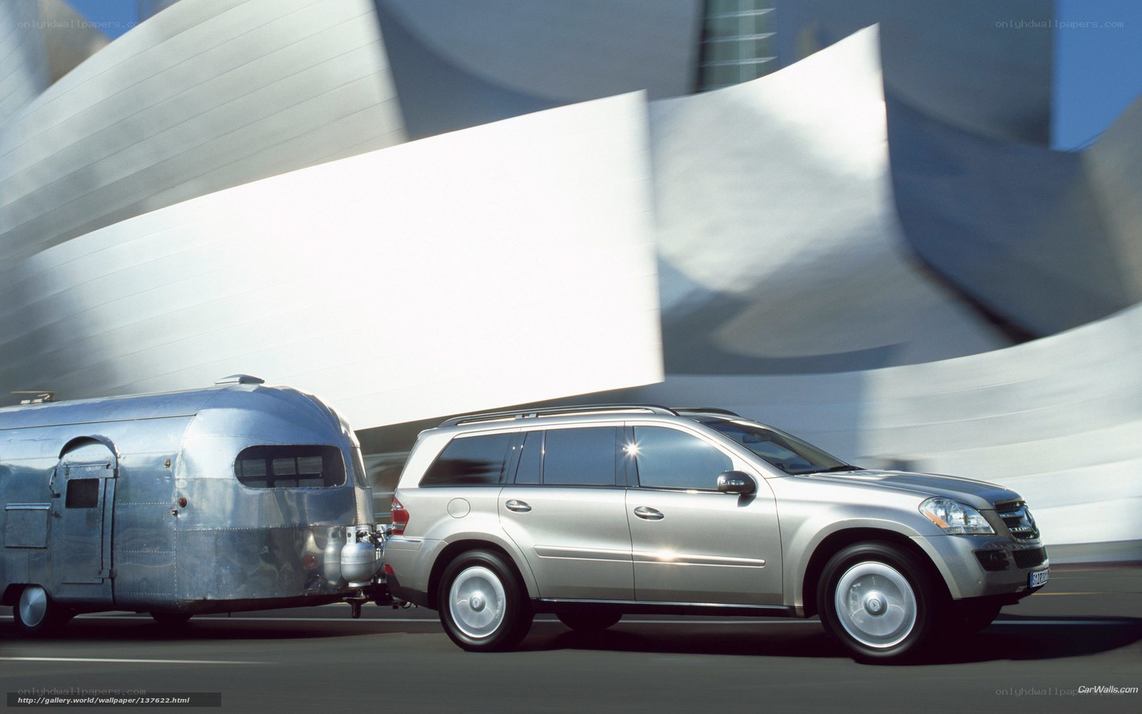 Mercedes-Benz GL pulling a trailer