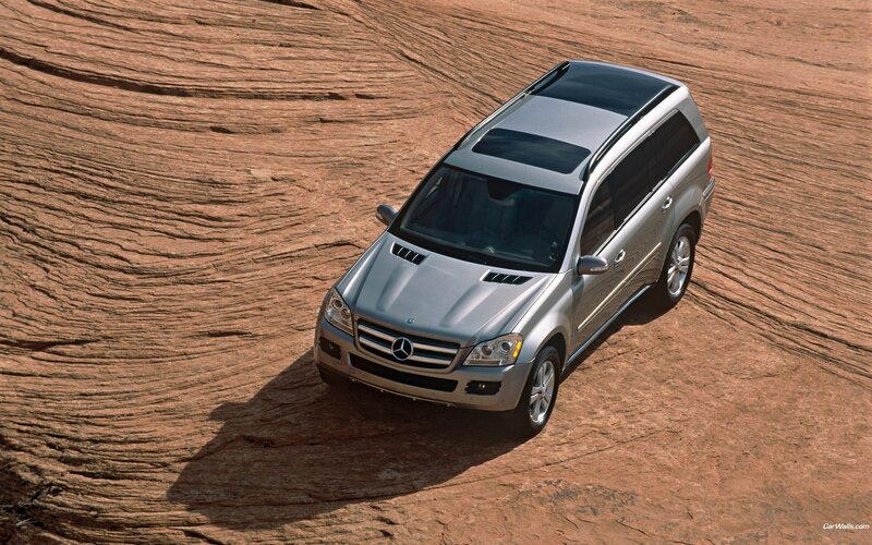 Mercedes-Benz GL350 in desert