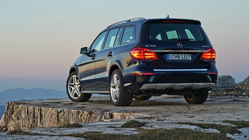 Mercedes-Benz GL350 on a cliff