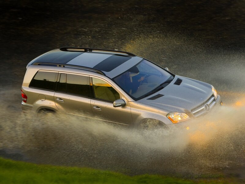 Mercedes-Benz GL450 driving through water