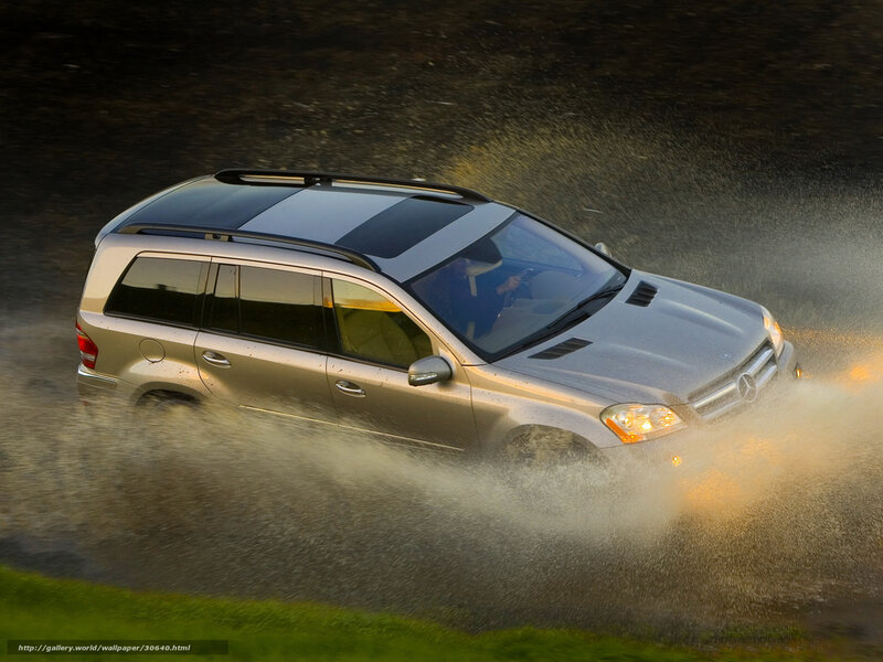 Mercedes-Benz GL450 driving through water