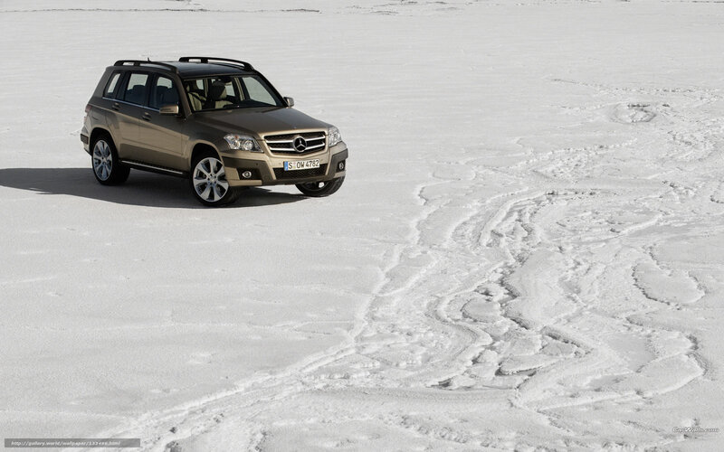 Mercedes-Benz GLK in snow