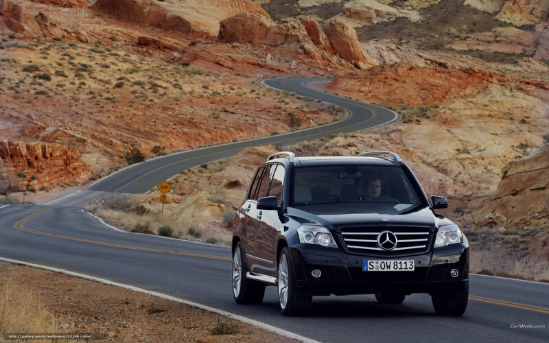 Mercedes-Benz GLK on a desert road