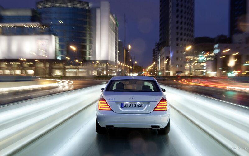 Mercedes-Benz S400 driving at night