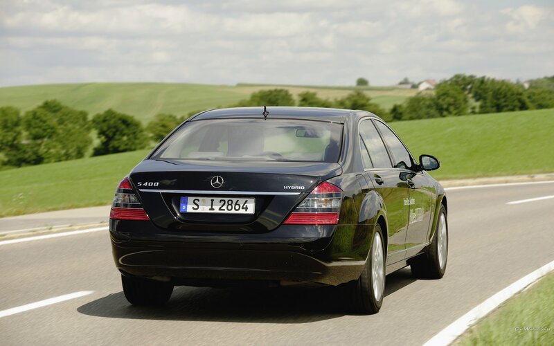 Mercedes-Benz S400 Hybrid driving