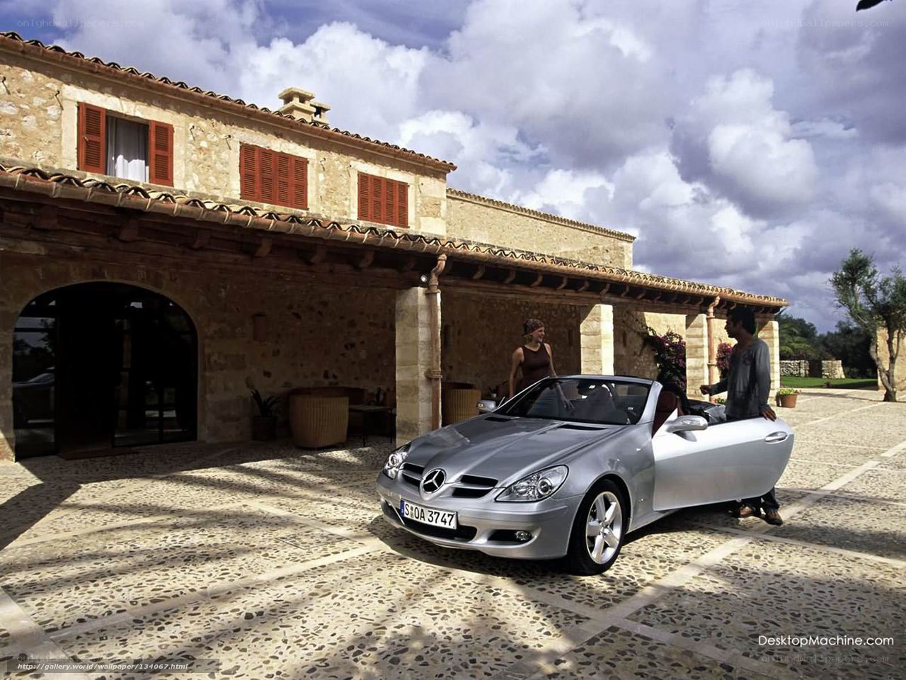 Mercedes-Benz SLK in courtyard