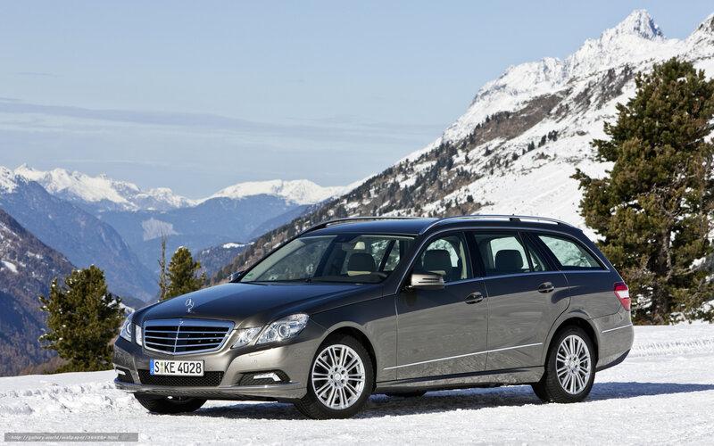 Mercedes-Benz station wagon in snow