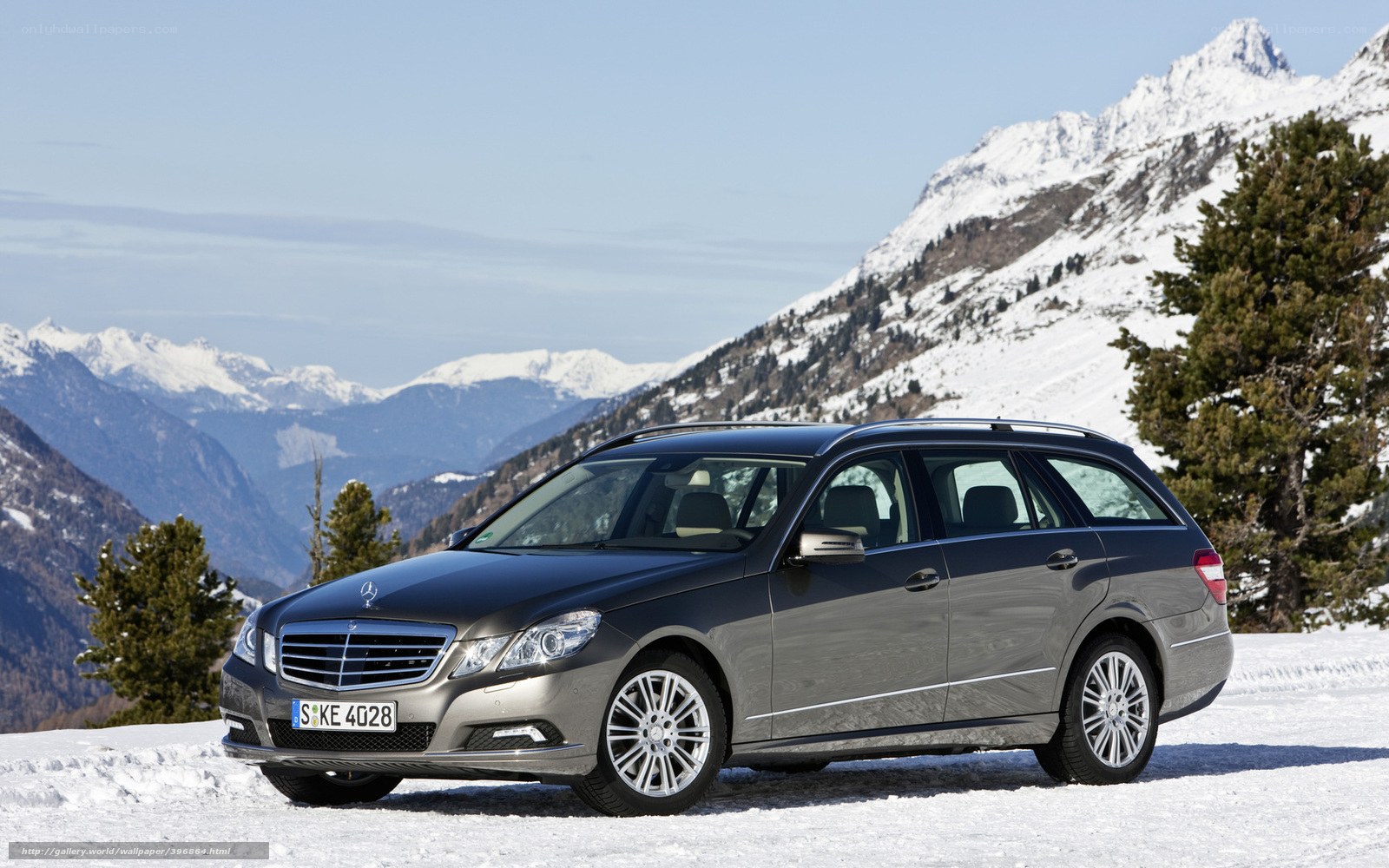 Mercedes-Benz station wagon in snow