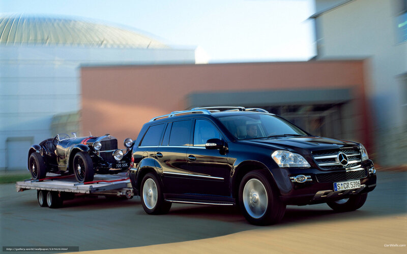 Mercedes-Benz SUV towing classic car