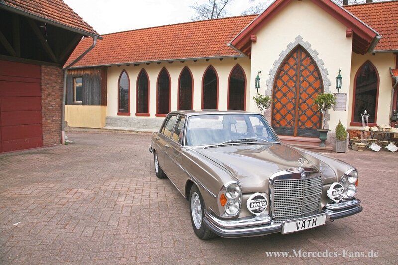 Mercedes-Benz W100 in courtyard