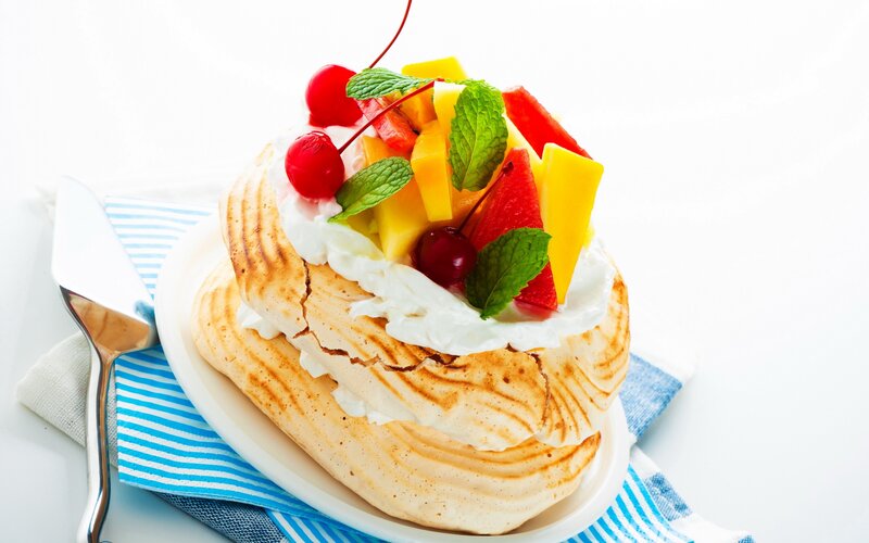 Meringue Dessert with Fruit — White, Fresh