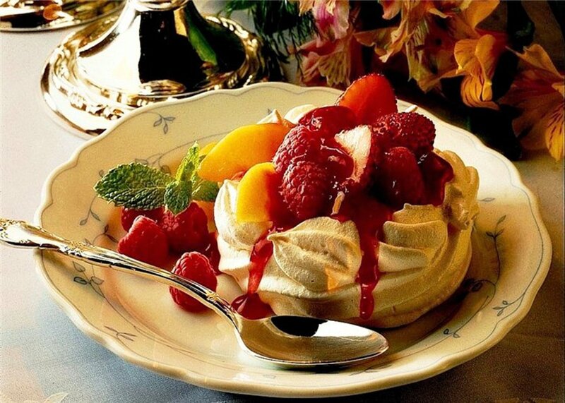 Meringue Dessert with Fruit — White