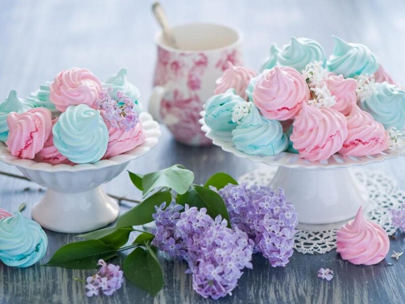 Meringue Desserts on Stands — Pink, Serene