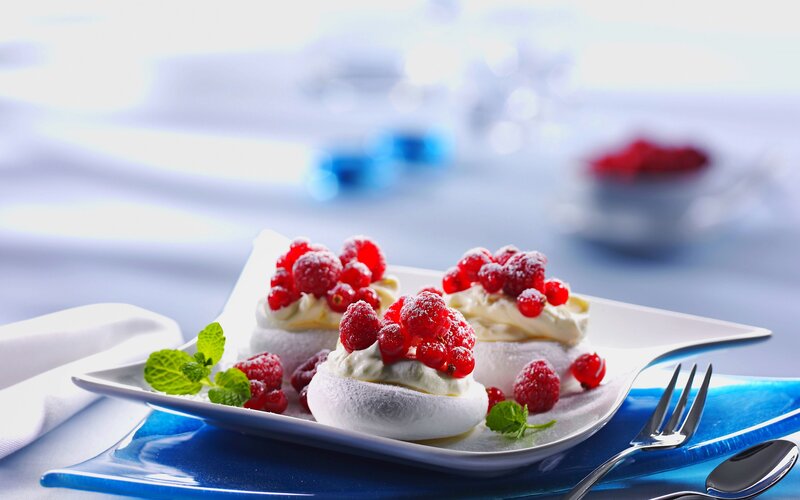 Meringue Desserts with Berries — White